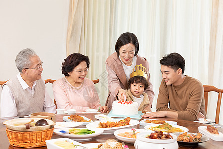 一家人欢乐地为小男孩庆祝生日图片