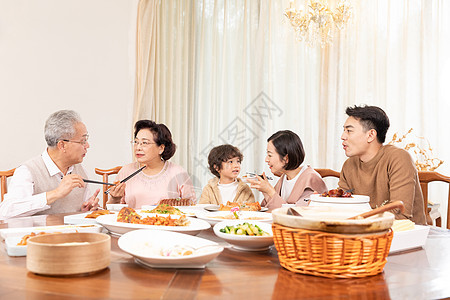 幸福一家五口团圆聚餐聊天图片