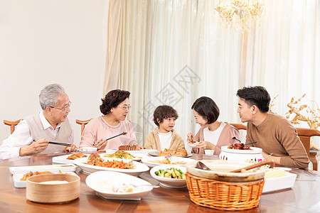 幸福一家五口团圆聚餐聊天图片