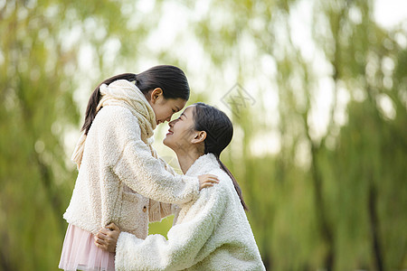 妈妈和女儿在公园碰鼻子图片