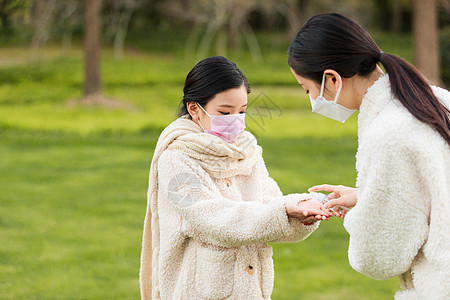 妈妈给女儿倒免洗洗手液高清图片