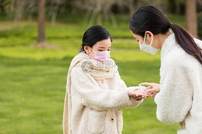 妈妈给女儿倒免洗洗手液图片