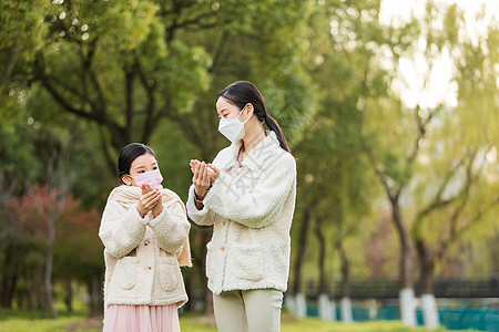 母女两人带着口罩在公园图片