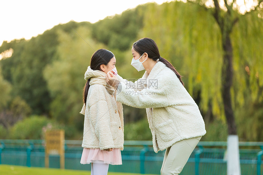 母女两人带着口罩在公园图片