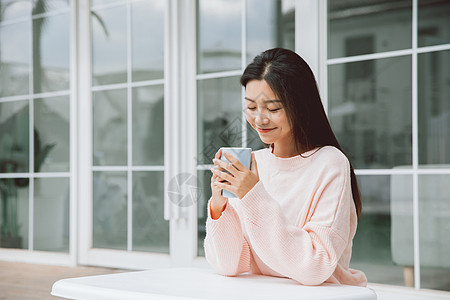 女性独立美女独居生活室外喝茶背景