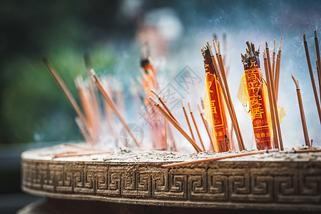 佛教祈祷江苏南京鸡鸣寺香炉里祈福的香火背景