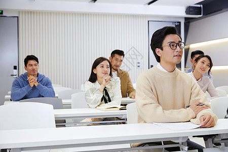 上课培训的课堂认真听课的学生图片