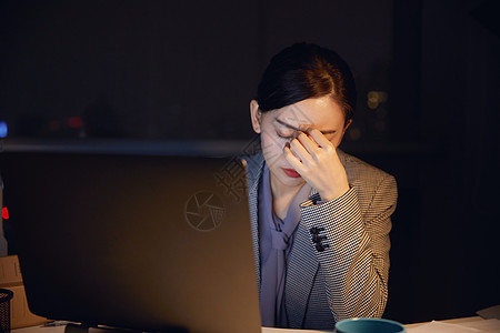 熬夜加班劳累的女白领背景图片