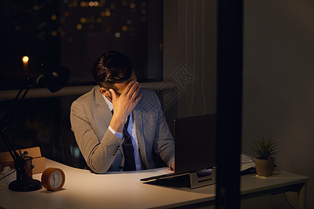 熬夜加班十分疲惫的白领图片