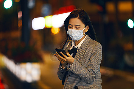 女性购物熬夜加班的白领等车玩手机背景