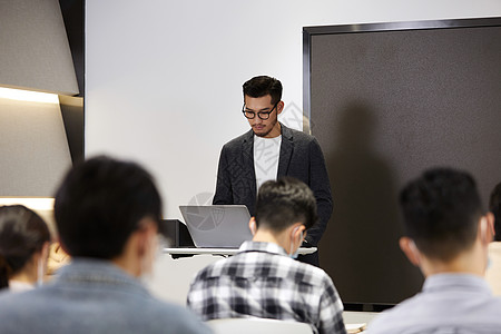 大学生工作教育培训的课堂背景