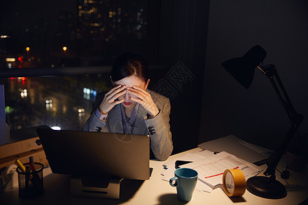 熬夜加班眼睛疲劳的女白领背景图片