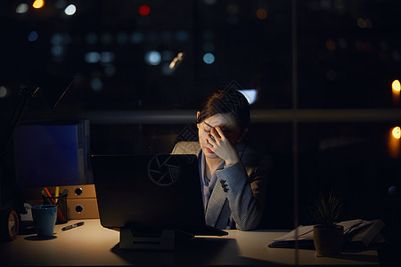 熬夜加班眼睛疲劳的白领背景图片