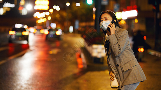 深夜街道加班的戴口罩职场女性等车打电话背景