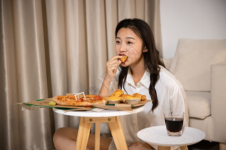 青年美女居家生活吃外卖宵夜背景图片