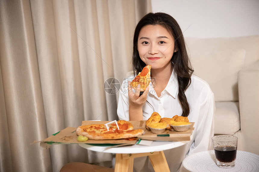 年轻居家女性开心吃炸鸡外卖图片