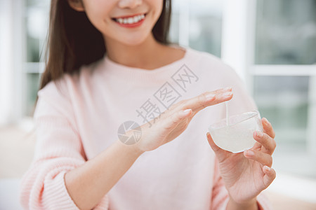 清纯美女秋季护肤擦芦荟胶特写背景