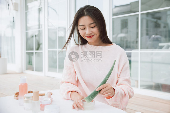 清纯美女度假生活擦芦荟胶护肤图片