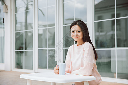 女性独立美女独居生活室外喝茶背景