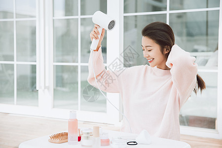 青年女性吹头发美女独居生活度假吹头发背景