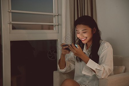 打手机游戏青年女性熬夜玩手机游戏背景