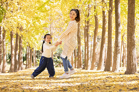 母亲和女儿在树林里嬉闹图片