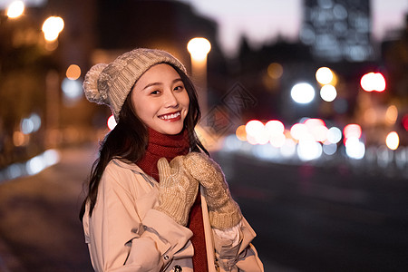 圣诞节冬季夜晚清纯美女路边等候背景