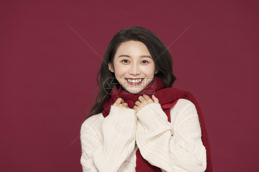 冬季新年美女戴围巾图片