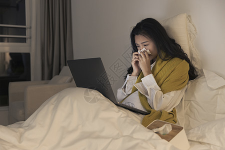 深夜加班夜晚女性躺床上看笔记本电脑背景