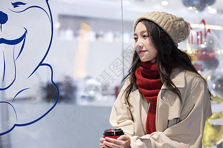 冬季美女咖啡厅喝咖啡图片