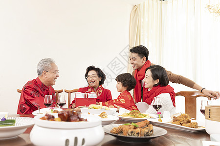 幸福家庭新年团聚春节晚辈给长辈送礼物背景