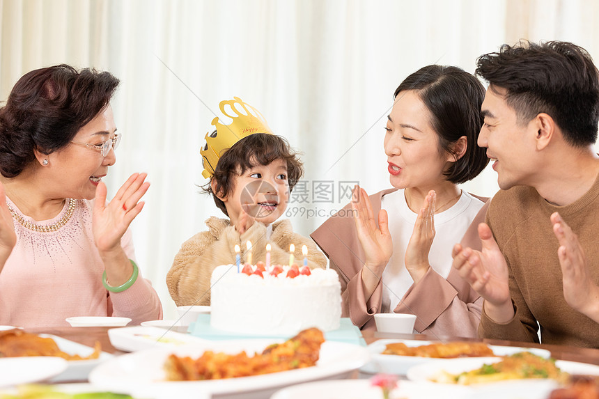 一家人欢乐地为小男孩庆祝生日图片