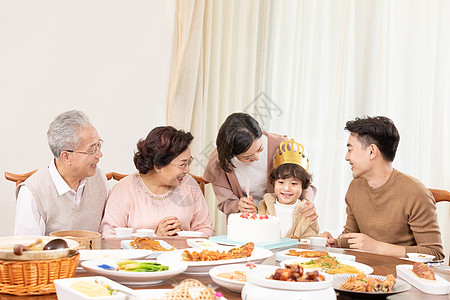 一家人吃蛋糕一家人欢乐地为小男孩庆祝生日背景