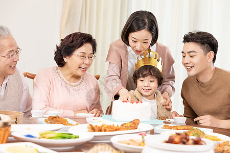 一家人吃蛋糕一家人欢乐地为小男孩庆祝生日背景