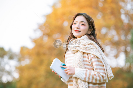 秋季清新美女户外阅读图片