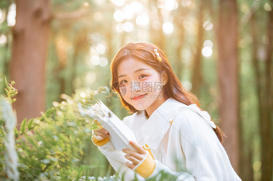 清纯森系美女公园阅读学习写真图片