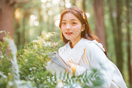 一个美丽女孩的写真森系美女公园阅读学习背景