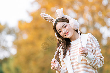 头戴兔耳朵秋季甜美女孩图片