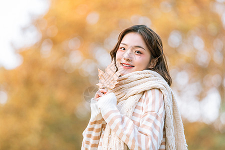 枫叶人物手拿树叶的秋季可爱女孩背景