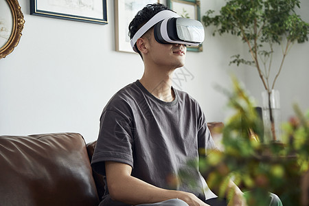 年轻男士在家体验VR虚拟现实图片
