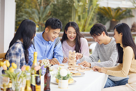 啤酒美女年轻人户外聚会玩积木背景