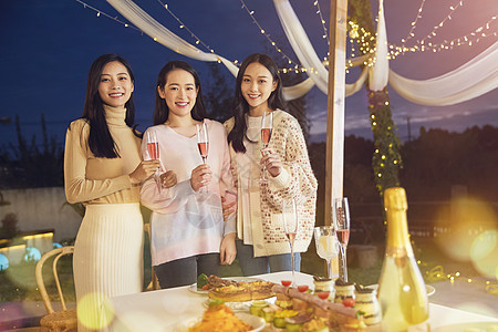 年轻美女户外聚会喝酒图片