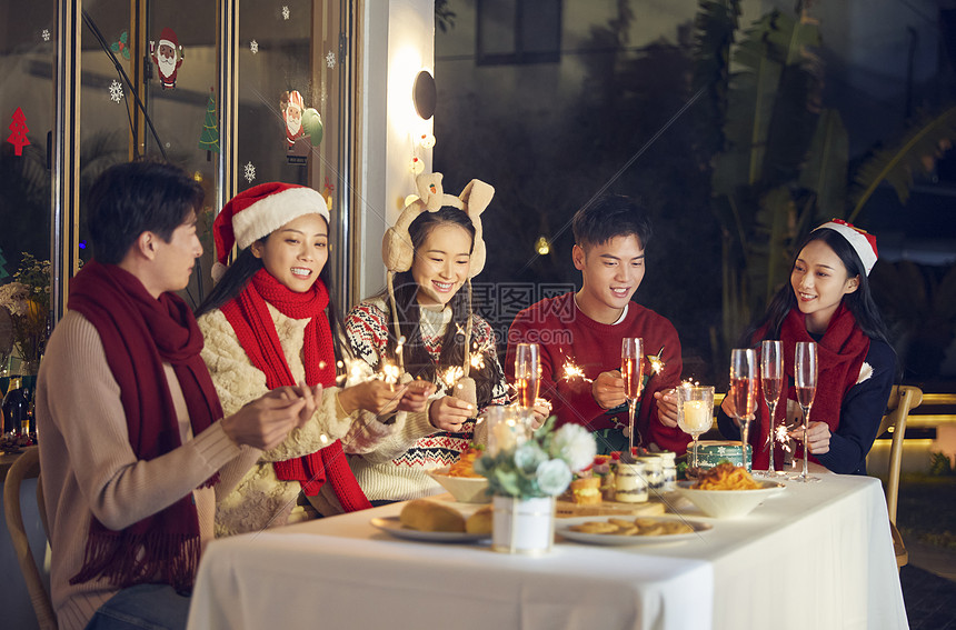 年轻人圣诞聚会放烟花祝福