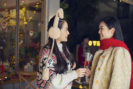 圣诞狂欢派对年轻美女冬季聚会聊天碰杯背景