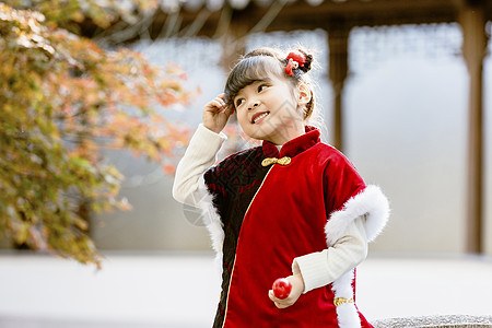 喜庆新年人像中国风儿童新年逛公园里嬉戏背景