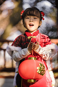 中国风儿童新年拿灯笼逛公园图片