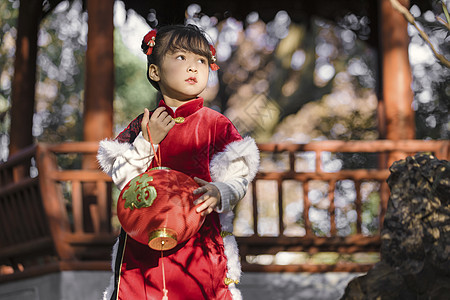 拿着灯笼女孩中国风儿童新年拿灯笼逛公园背景