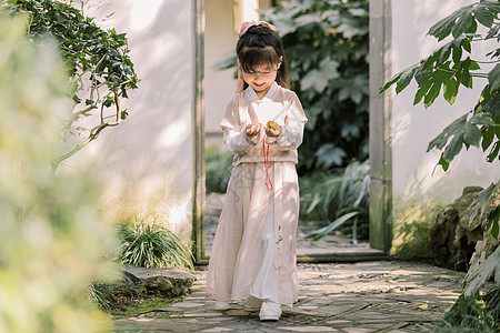 中国风汉服儿童女孩公园里游玩图片