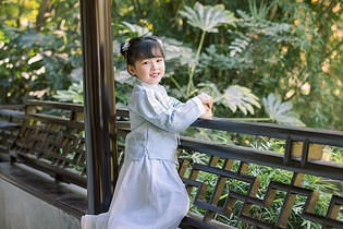 汉服传统可爱女孩逛公园游玩图片