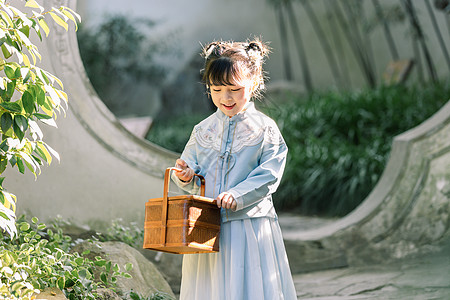 公园里的女孩中国风可爱儿童小女孩公园里游玩背景